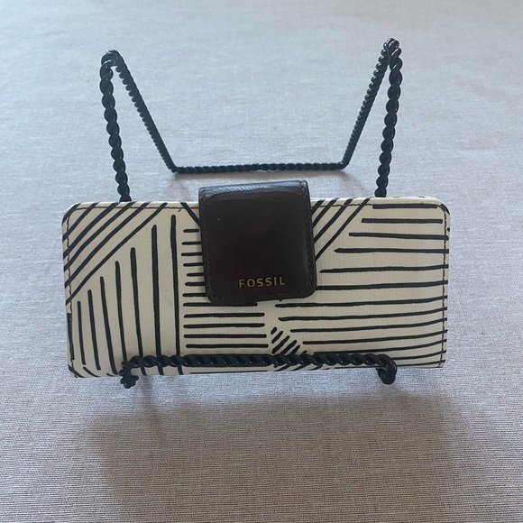 Fossil geometric clutch wallet. - Picture 13 of 13